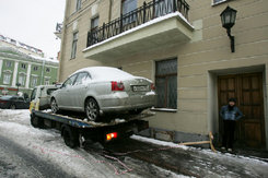 Мэрия Екатеренбурга убедительно просит не парковать автомобили на обочинах дорог в праздники