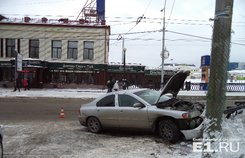 Иномарка совершила двойной наезд на пешеходов в Екатеринбурге
