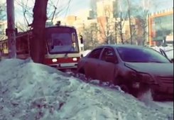 Трамвай отбуксировал иномарку в Екатеринбурге