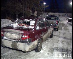 11 автомобилей повредил снег, упавший с крыши в Березовском