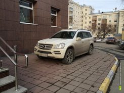 Фото припаркованного на тротуаре автомобиля шансонье Новикова опубликовано в Твиттере