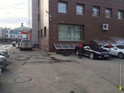 Фото припаркованного на тротуаре автомобиля шансонье Новикова опубликовано в Твиттере