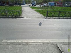 В Екатеринбурге пешеходная зебра почернела