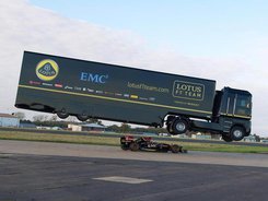 «Летающий» грузовик команды Lotus сделал самый длинный прыжок
