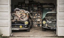 В заброшенном поселке Франции найдена старинная коллекция авто