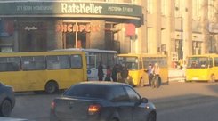Водители автобусов устроили драку прямо перед мэрией Екатеринбурга