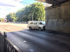 В Екатеринбурге микроавтобус протаранил опору моста