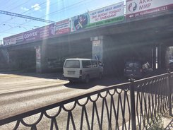 В Екатеринбурге микроавтобус протаранил опору моста
