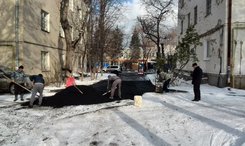 Коммунальщики Екатеринбурга настолько суровы, что укладывают асфальт прямо на снег