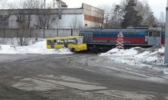 В Екатеринбурге поезд врезался в пассажирский автобус