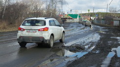 Автомобили оставляют колеса в ямах на улице Чистой в Екатеринбурге