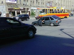 В Екатеринбурге автомобиль провалился под асфальт прямо на перекрестке