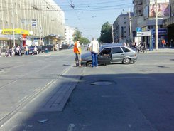 В Екатеринбурге автомобиль провалился под асфальт прямо на перекрестке