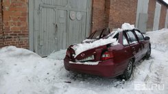 В Екатеринбурге глыба снега раздавила Daewoo Nexia