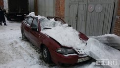 В Екатеринбурге глыба снега раздавила Daewoo Nexia