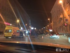 В центре Екатеринбурга Пожарная машина врезалась в легковушку и перевернулась