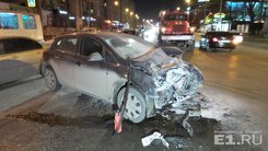В центре Екатеринбурга Пожарная машина врезалась в легковушку и перевернулась
