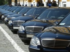 За отказ от служебных авто российские чиновники будут получать компенсации