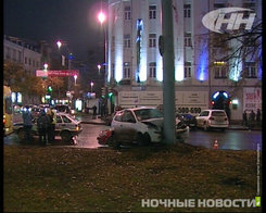 В субботу в центре Екатеринбурга иномарка врезалась в столб