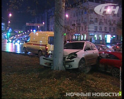 В субботу в центре Екатеринбурга иномарка врезалась в столб