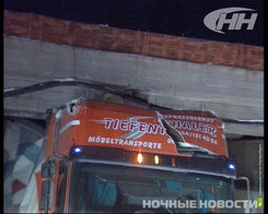 На Полевском тракте тягач застрял под железнодорожным мостом
